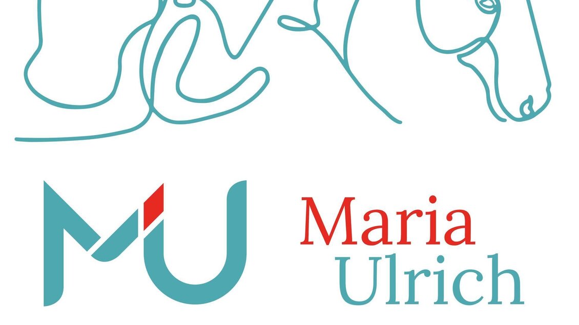 Ein minimalistisches Logo mit einer stilisierten Darstellung einer Person und eines Pferdes. Darunter steht der Name „Maria Ulrich“ und der Slogan „Weil's gut tut“. | © Maria Ulrich