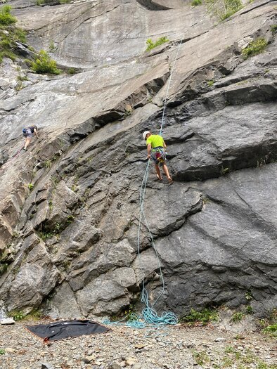 Two climbers are scaling a steep rock. In the foreground, climbing ropes and a mat are visible. | © TV Hochsteiermark, Leodolter