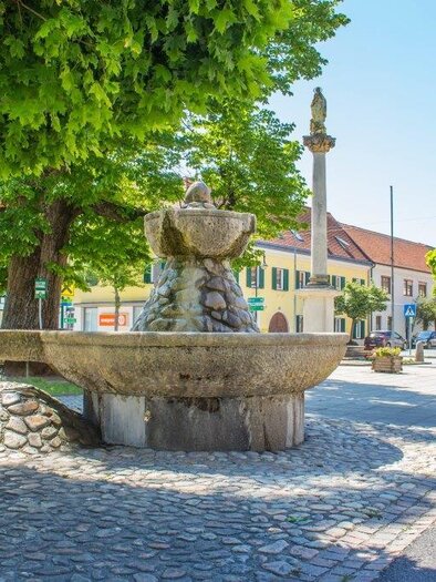 Hauptplatz Burgau mit Mariensäule und Brunnen | © Sandra Brünner