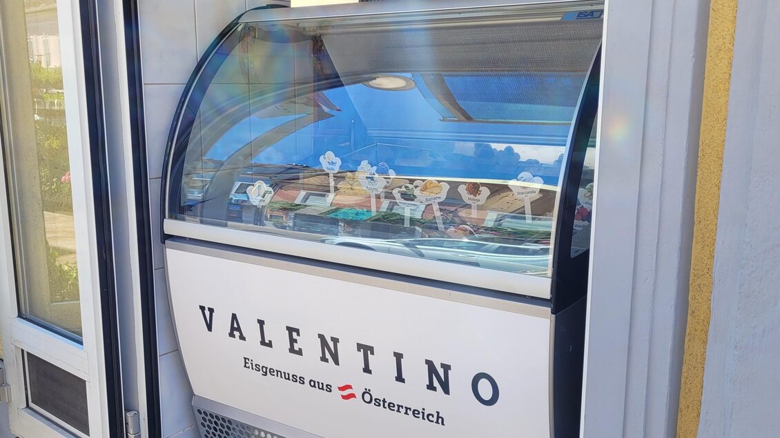 Ein Eissalon mit einem Gefrierschrank, der verschiedene Eissorten präsentiert. Die Marke „Valentino“ weist auf österreichisches Eis hin. | © TV Südsteiermark - Irene Löschnig