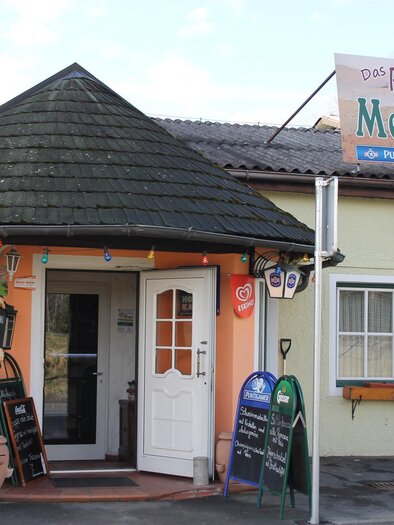 A cozy restaurant named "Mediterran". The entrance area is inviting and features a decorative figure of a chef. | © Schilcherland Steiermark