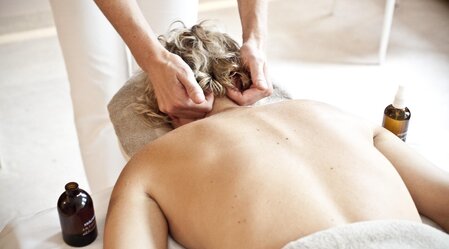 Massage mit Ölen | © Thermenresort Loipersdorf | Tina Herzl Photography | © Thermenresort Loipersdorf