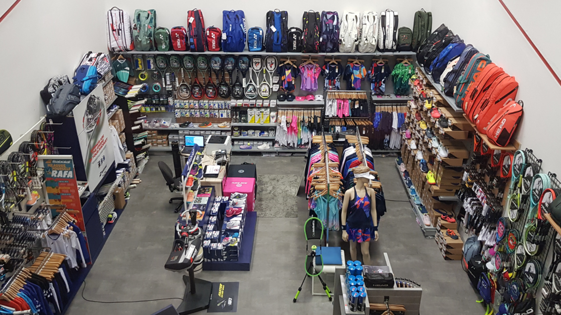 Ein Geschäft mit Sportartikeln, das voller Rucksäcke, Kleidung und Zubehör ist. Die Regale sind gut gefüllt und der Kassenbereich ist sichtbar. | © Mike Krug