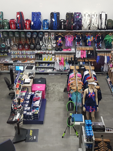Ein Geschäft mit Sportartikeln, das voller Rucksäcke, Kleidung und Zubehör ist. Die Regale sind gut gefüllt und der Kassenbereich ist sichtbar. | © Mike Krug