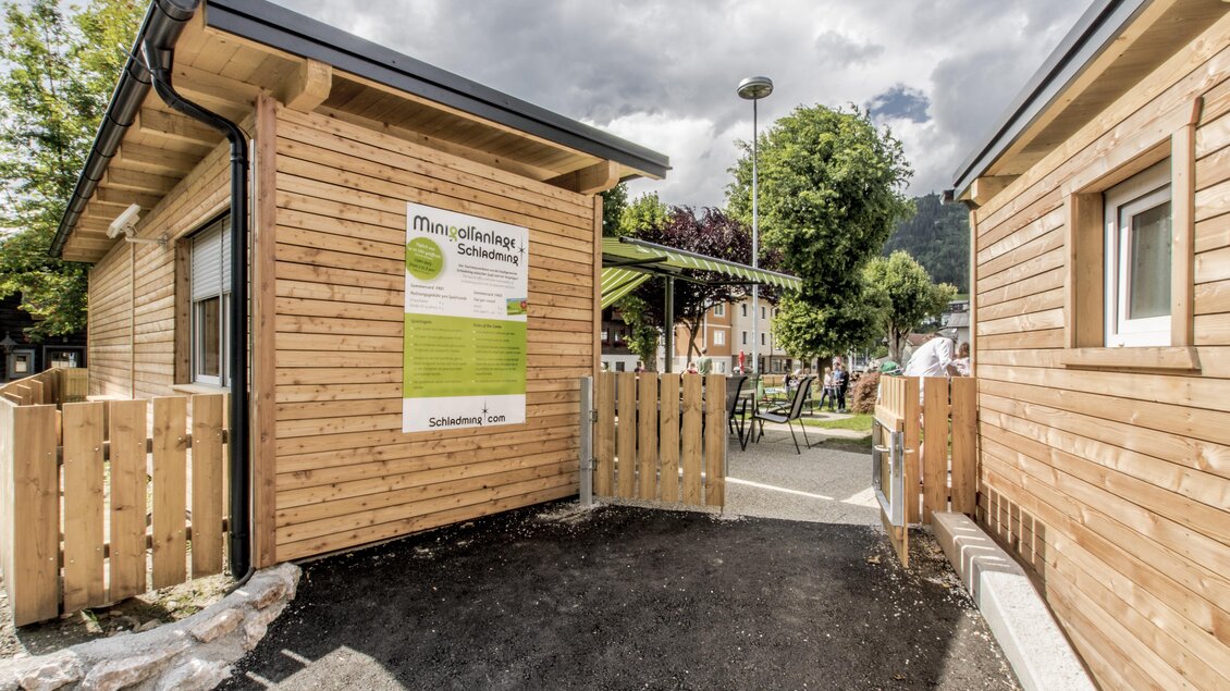 Eine moderne Holzhütte mit einem einladenden Eingang. Der Bereich ist grün und gut gepflegt, mit einem freundlichen Ambiente. | © Gerhard Pilz