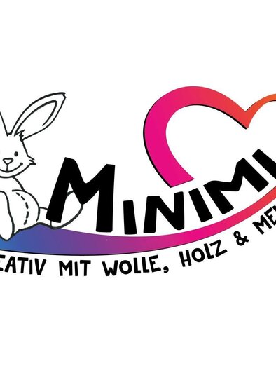 Ein Logo von Minimi mit einem niedlichen Hasen und bunten Schriftzügen. Der Slogan lautet "Kreativ mit Wolle, Holz & mehr...". | © Minimi