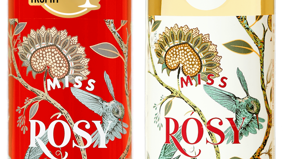 Zwei Flaschen Vermouth sind abgebildet, eine rote und eine weiße Edition. Beide Flaschen haben ein dekoratives Design mit floralem Muster. | © Miss Rosy