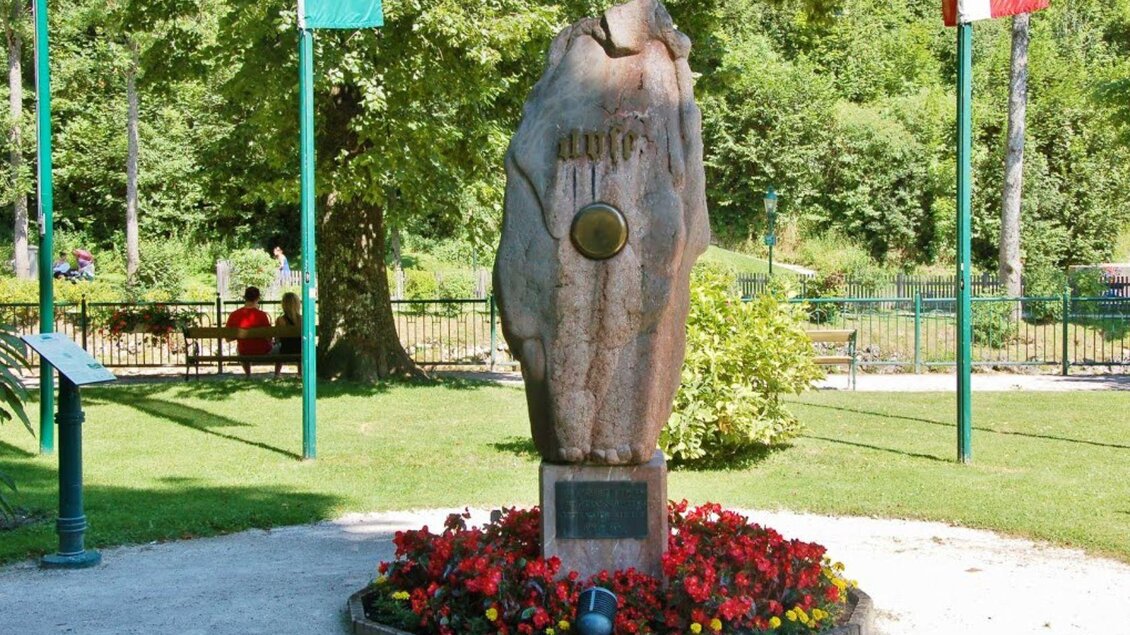 Mittelpunktstein im Kurpark, Bad Aussee | © TVB Ausseerland - Salzkammergut_Theresa Schwaiger