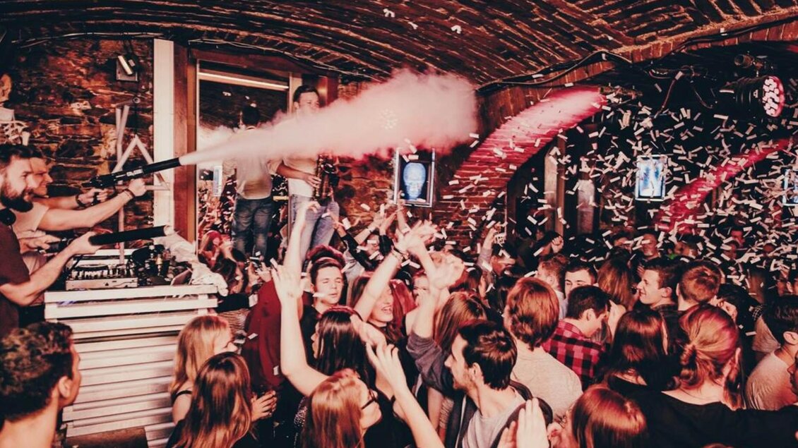 Feiernde Menschenmenge im Monkeys Graz, DJ mit CO₂-Kanone, Konfetti fliegt durch den Raum | © Monkeys