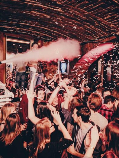 Celebrating crowd at Monkeys Graz, DJ with CO₂ cannon, confetti flying through the air | © Monkeys