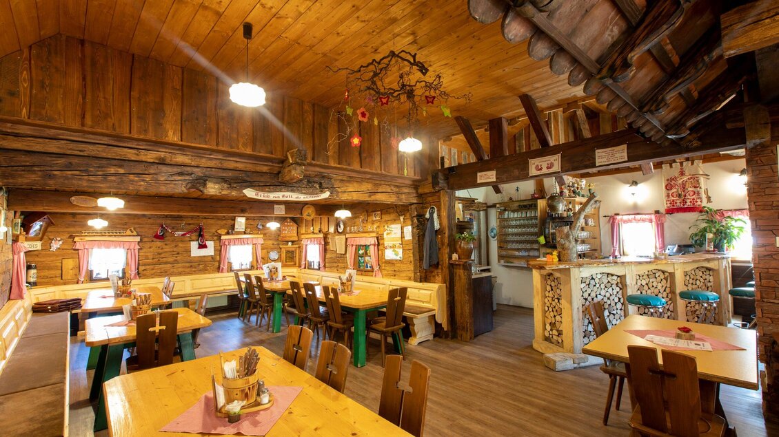 Ein gemütliches Restaurant mit Holzdekor und rustikaler Atmosphäre. Die Tische und Stühle bieten Platz für Gäste in einer einladenden Umgebung. | © TV Region Graz - Lunghammer