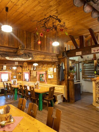 Ein gemütliches Restaurant mit Holzdekor und rustikaler Atmosphäre. Die Tische und Stühle bieten Platz für Gäste in einer einladenden Umgebung. | © TV Region Graz - Lunghammer