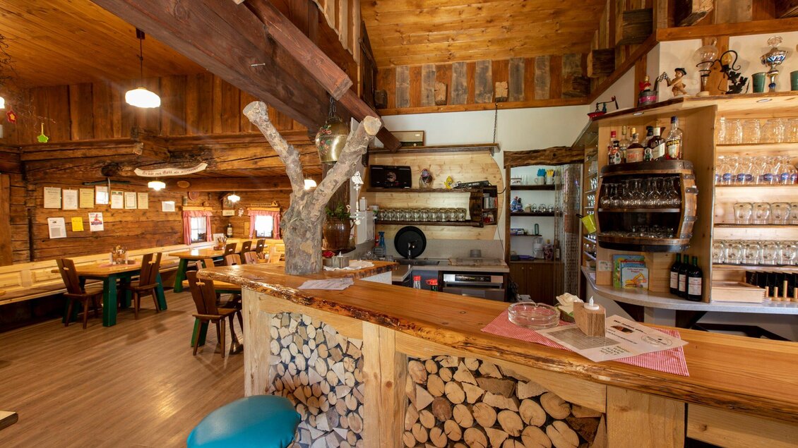 Ein gemütliches Restaurant mit einem rustikalen Ambiente. Die Bar ist aus Holz und der Raum ist warm und einladend gestaltet. | © TV Region Graz - Lunghammer
