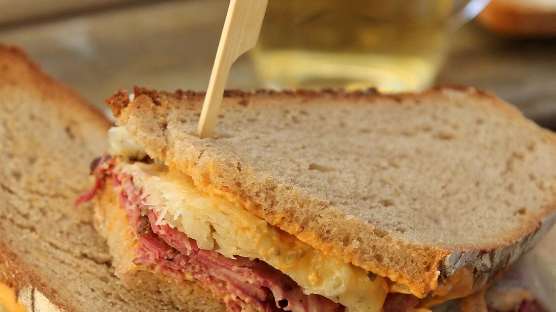 Man sieht ein überbackenes Brot auf einem Holzbrett.  | © Kräuterregion Wechselland / Oststeiermark Tourismus