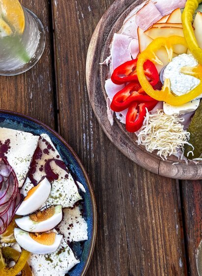 Jause beim Mostwirtshaus Putz´n - Riebenbauer | Hannah Husar | © Oststeiermark Tourismus