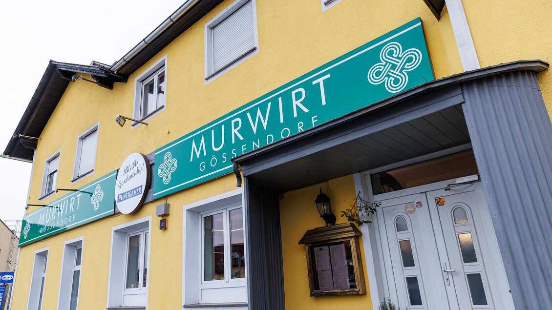 Außenansicht des Gasthauses MurWirt in Gössendorf bei Graz mit gelber Fassade. | © Region Graz-Harry Schiffer