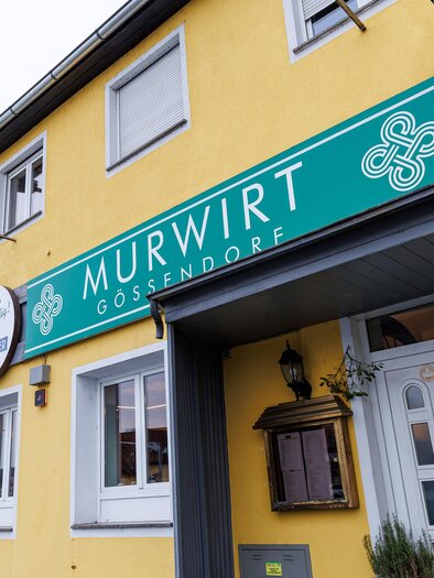 Außenansicht des Gasthauses MurWirt in Gössendorf bei Graz mit gelber Fassade. | © Region Graz-Harry Schiffer