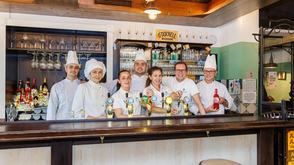 Das Küchen- und Serviceteam des MurWirt Gössendorf gemeinsam hinter der Theke. | © Region Graz-Harry Schiffer