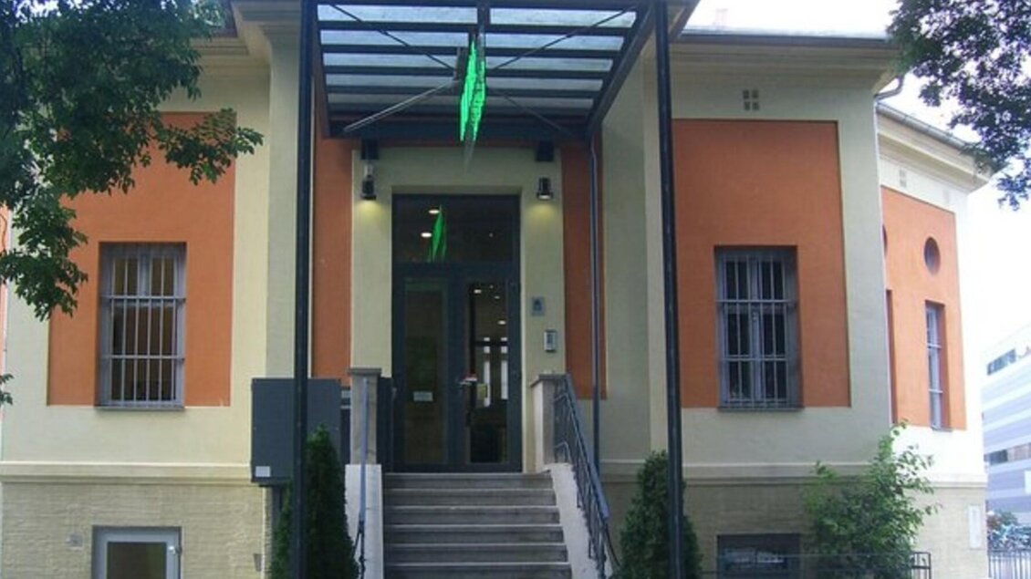 Frontaler Eingangsbereich des MUWA Graz mit Treppe und Glasvordach. | © MUWA