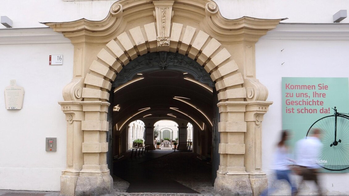 Blick auf das barocke Eingangsportal des Museums für Geschichte in Graz | © UMJ-J. Kucek