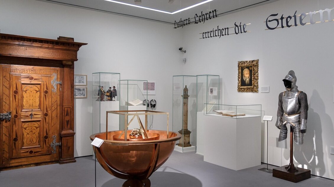Ausstellungsraum mit Rüstung, Holztür und historischen Objekten im Museum für Geschichte in Graz. | © UMJ-N. Lackner