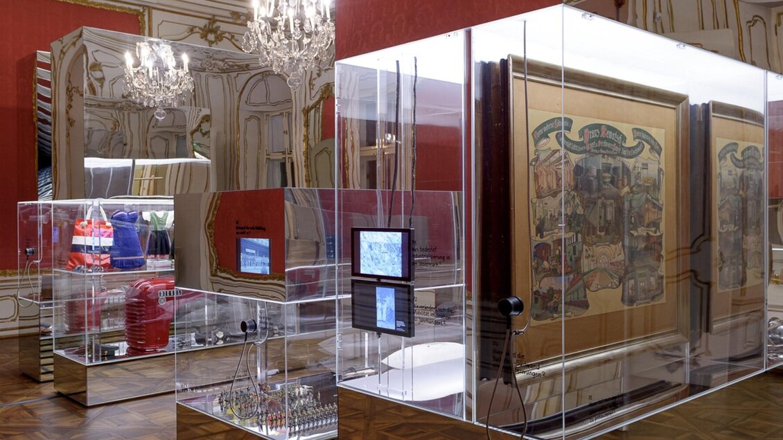 Alltagsgegenstände und Bilder in Glasvitrinen im barocken Raum des Museums für Geschichte in Graz. | © UMJ-N. Lackner