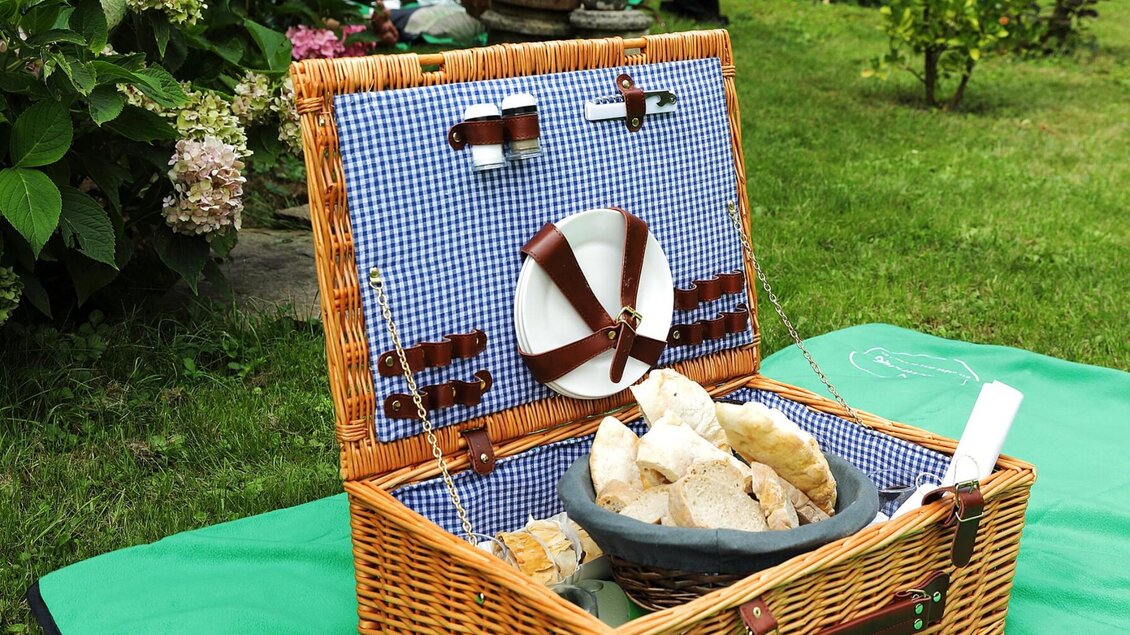Picknickkorb mit Brot auf Decke im Garten des Volkskundemuseums Graz. | © UMJ-J. Kucek