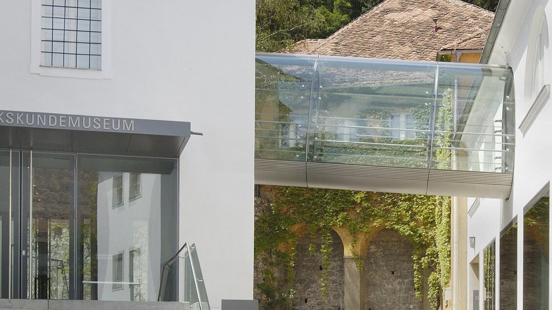 Moderner Glasgang und Museumseingang im Volkskundemuseum Graz. | © UMJ-N. Lackner