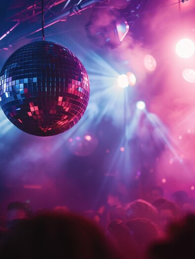 Disco ball reflects beams of light over a dancing crowd in colorful fog | © Midjourney - Benedikt Trummer