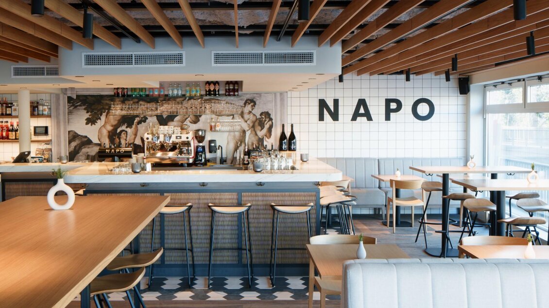 Innenansicht des stilvollen Restaurants NAPO mit Bar und Sitzbereichen in Graz | © Napo Graz - fiedlerphoto