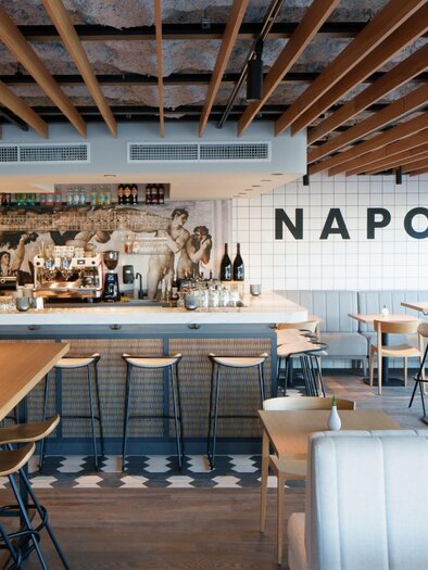 Interior view of the stylish restaurant NAPO with bar and seating areas in Graz | © Napo Graz - fiedlerphoto