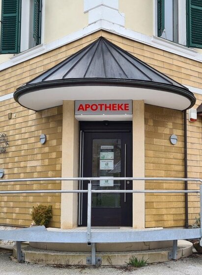 Narzissen Apotheke entrance | Stephanie Bor | © Stephanie Bor