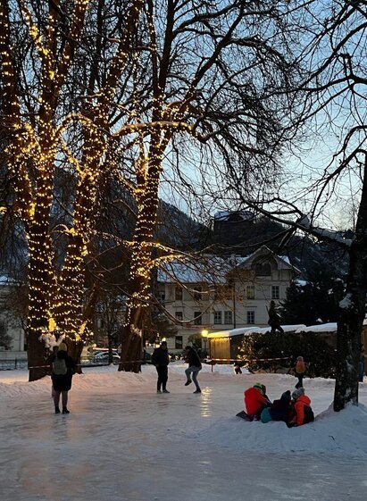 Skating rink, Bad Aussee at the Advent market | TVB Ausseerland Salzkammergut/Gabi Grill | © TVB Ausseerland Salzkammergut/Gabi Grill