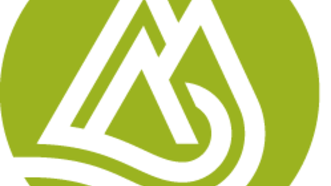 Ein stilisiertes Logo mit Bergen und Wasserwellen in einem grünen Kreis. Es symbolisiert Natur und Abenteuer.