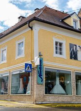 ModehausNeuböck-Außenansicht-Murtal-Steiermark | © Neuböck Mode-Hochzeit-Trachten | Neuböck Mode-Hochzeit-Trachten | © Neuböck Mode-Hochzeit-Trachten