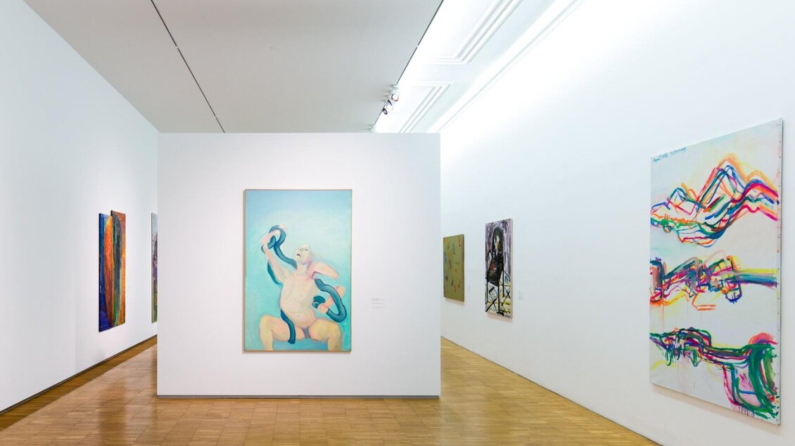 Helle Ausstellungshalle mit großformatigen Gemälden moderner Kunst in der Neuen Galerie Graz.  | © Graz Tourismus-Harry Schiffer