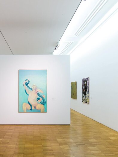 Helle Ausstellungshalle mit großformatigen Gemälden moderner Kunst in der Neuen Galerie Graz.  | © Graz Tourismus-Harry Schiffer