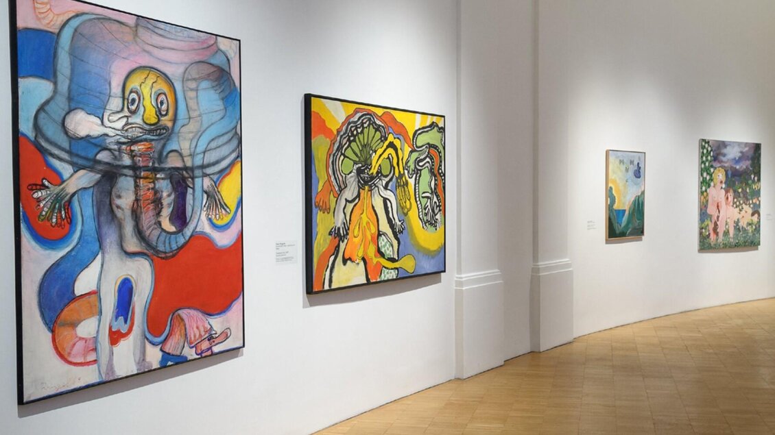 Blick in die Neue Galerie Graz mit farbenfrohen Gemälden moderner Kunst an weißer Wand. | © UMJ-Nicolas Lackner