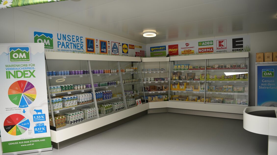 Ein moderner Verkaufsraum mit Regalen voller Produkte. An den Wänden hängen Plakate mit Partnerlogos und Informationen. | © Selina Senft