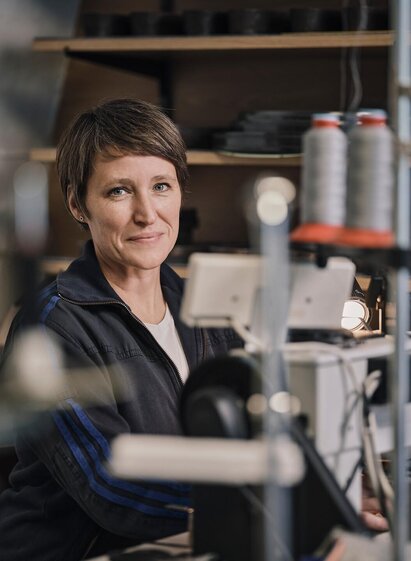 Julia Obenaus in der Filzwerkstatt | © THOMAS SATTLER | Thomas Sattler