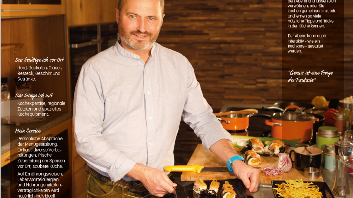 Ein Koch steht in einer modernen Küche und präsentiert ein Teller Sushi. Im Hintergrund sind verschiedene Kochutensilien und Töpfe zu sehen.