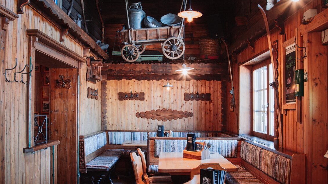 Ein gemütliches Restaurant mit Holzdekor und rustikalem Ambiente. Die Tischanordnung und Beleuchtung schaffen eine einladende Atmosphäre. | © OWH