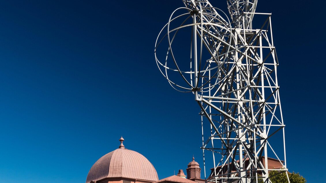 Die Stahlkonstuktion mit dem Lichtschwert vor der Oper Graz. Der Himmel ist klar und blau. | © Graz Tourismus - Harry Schiffer