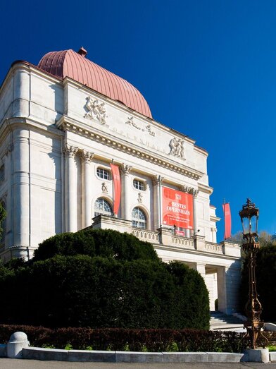 Opernhaus Außenansicht mit Lichtschwert | © Graz Tourismus - Harry Schiffer | © Graz Tourismus - Harry Schiffer