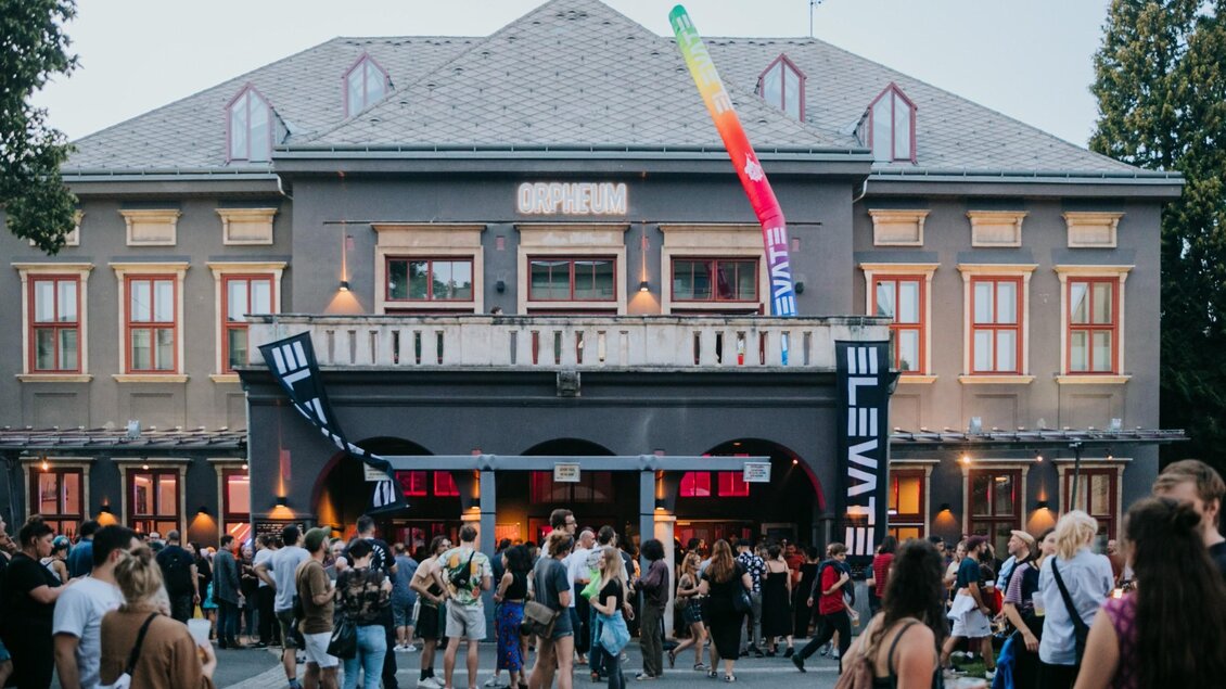 Menschenmenge vor dem Orpheum Graz während eines Events mit Festivalfahnen | © Johanna Lamprecht