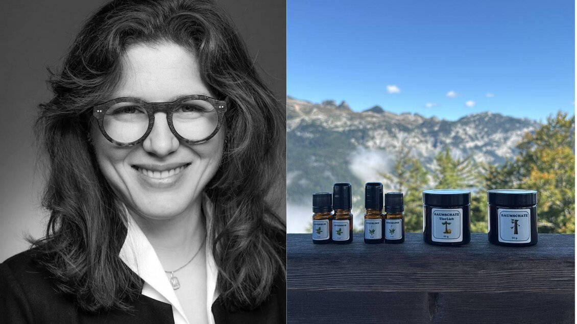 Ein lächelndes Porträt einer Frau mit Brille in einem professionellen Outfit. Im Vordergrund stehen verschiedene Pflegeprodukte vor einer malerischen Berglandschaft. | © Lisa Schweitzer