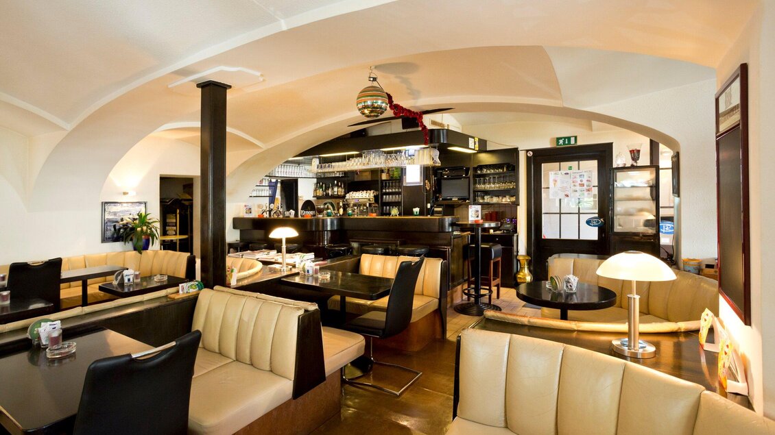 Eine elegante Café-Bar mit bequemen Sitzplätzen und stilvollem Interieur. Der Raum ist gut beleuchtet und hat eine gemütliche Atmosphäre. | © TV Region Graz - René Vidalli
