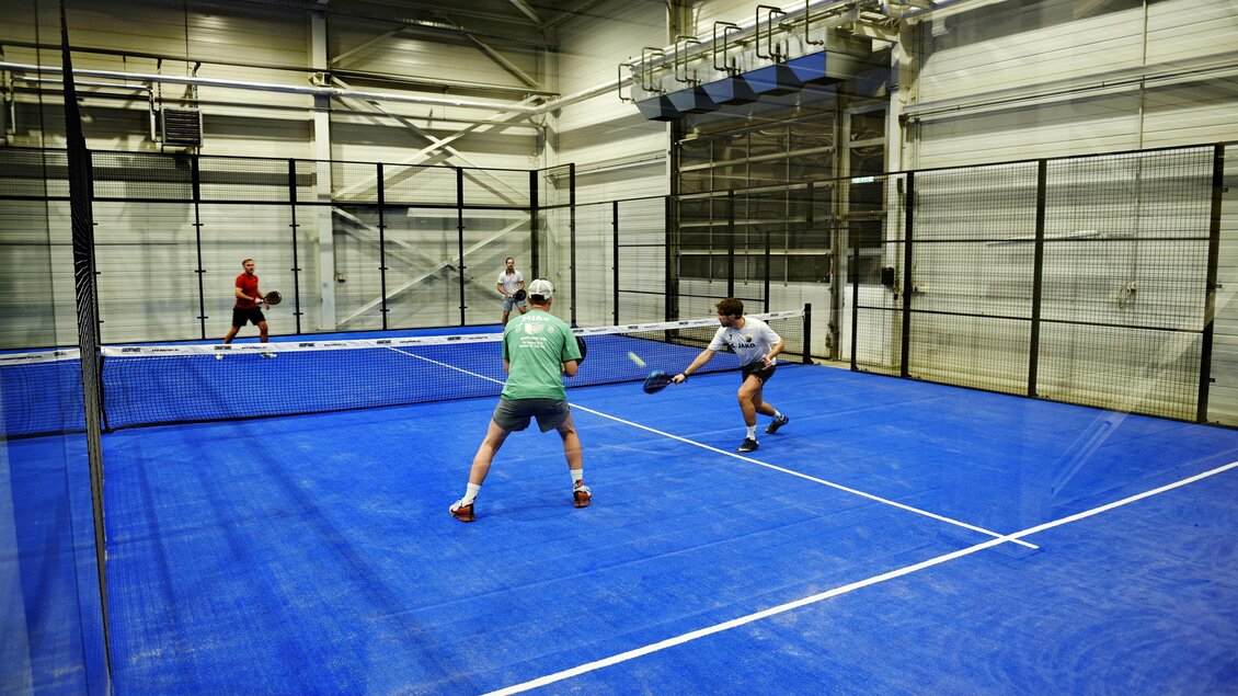 Vier Männer spielen Padel auf einem Indoor-Court in Kainbach bei Graz. | © Alexander Veit