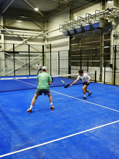Four men are playing padel on an indoor court in Kainbach near Graz. | © Alexander Veit