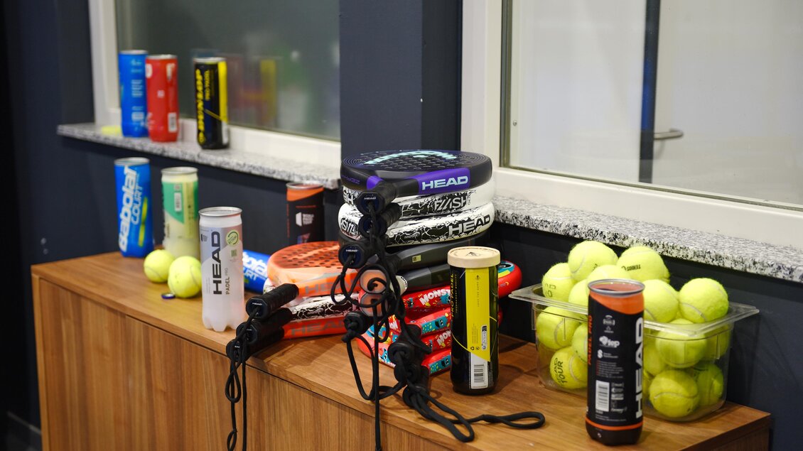 Verschiedene Padel-Schläger, Bälle und Dosen mit Zubehör im Indoor-Bereich in Kainbach bei Graz. | © Alexander Veit